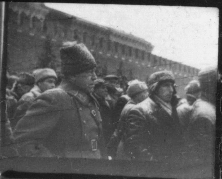 Кинохроника советских военных парадов 1941–1945 гг. как слагаемое образа победы: о некоторых «неэффективных» примерах